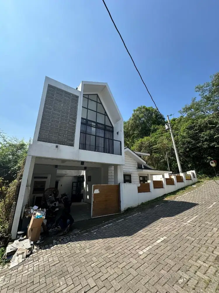 RUMAH DENGAN DESAIN YANG CANTIK CANDI KALASAN SEMARANG BARAT