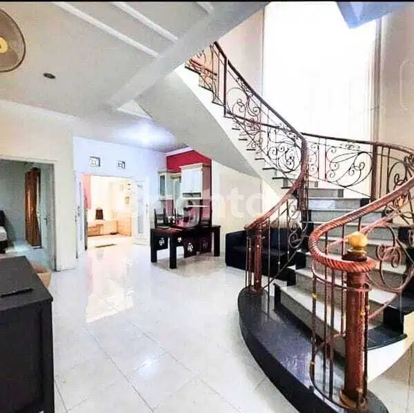 Rumah Tenggilis Dekat Prapen Jemursari 2 lantai