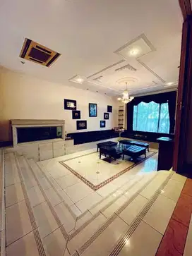 Rumah Komplek, Strategis di Pusat Jakarta