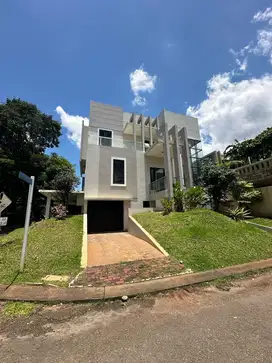 Dijual rumah mewah 3lantai di Legenda Wisata posisi Hoek