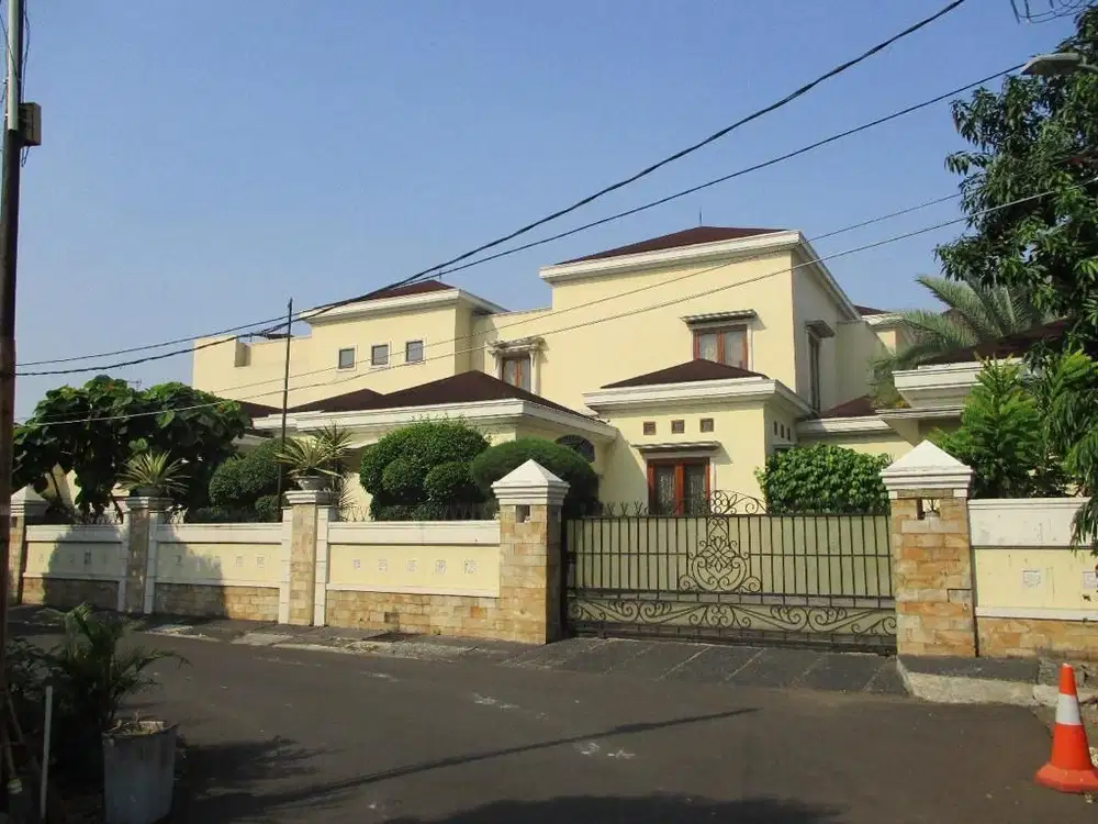 Dijual rumah mewah ada kolam renang di radio dalam
