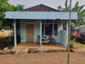 RUMAH DI KELURAHAN KEBONAGUNG, UJUNGPANGKAH, GRESIK