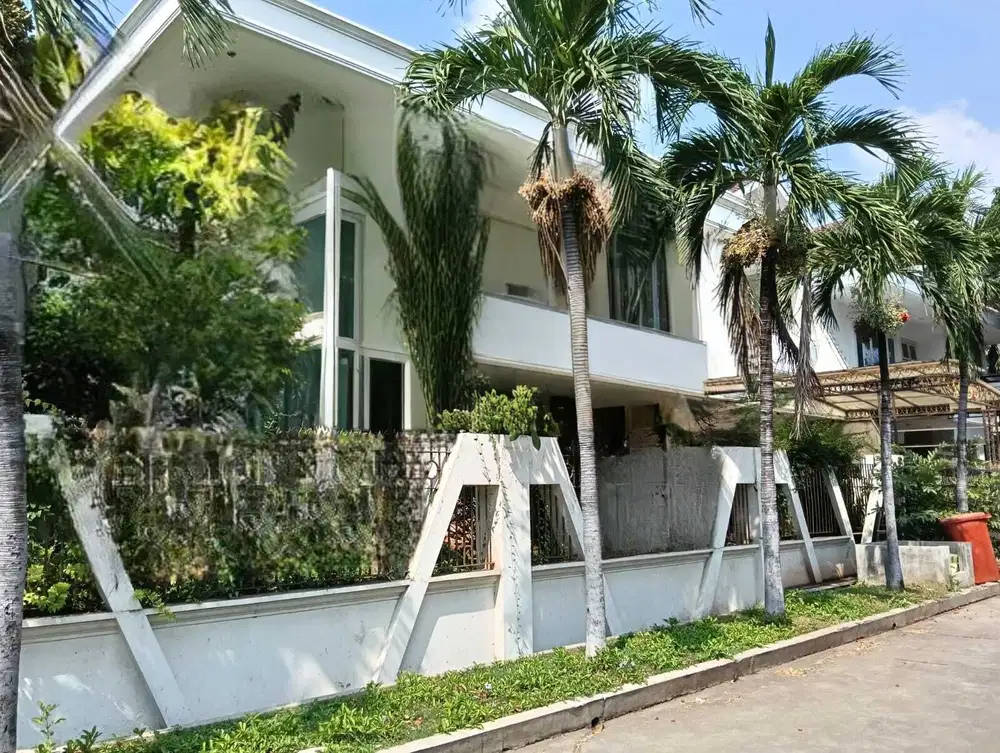 Rumah besar Hoek 2 lantai dijual semi furnished Sunter Jakarta Utara