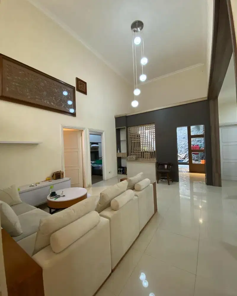 Rumah murah Full Furnished Dengan Kolam Renang Di Komplek Setra Duta