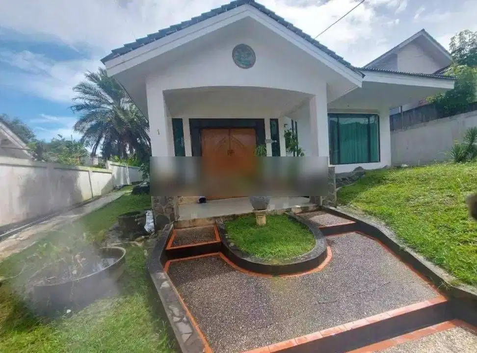 RUMAH BESAR DENGAN HALAMAN YANG CUKUP LUAS LOKASI TENGAH KOTA