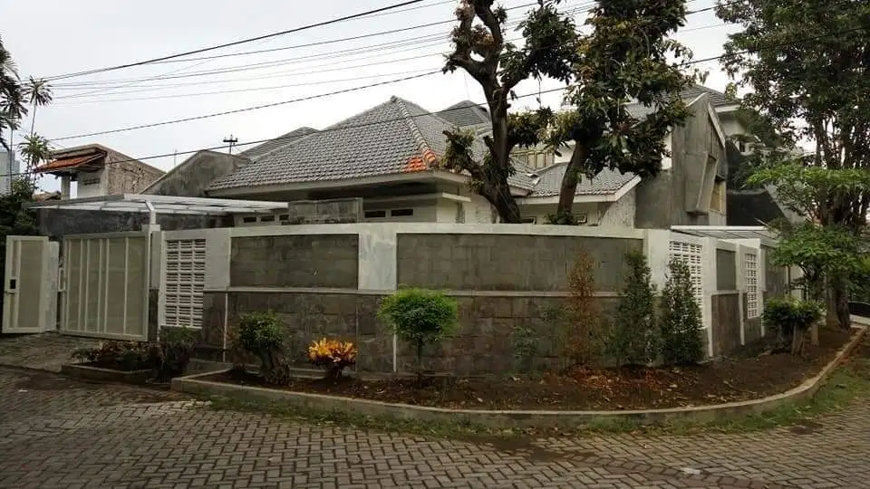 Rumah siap huni minimalis Tenggilis