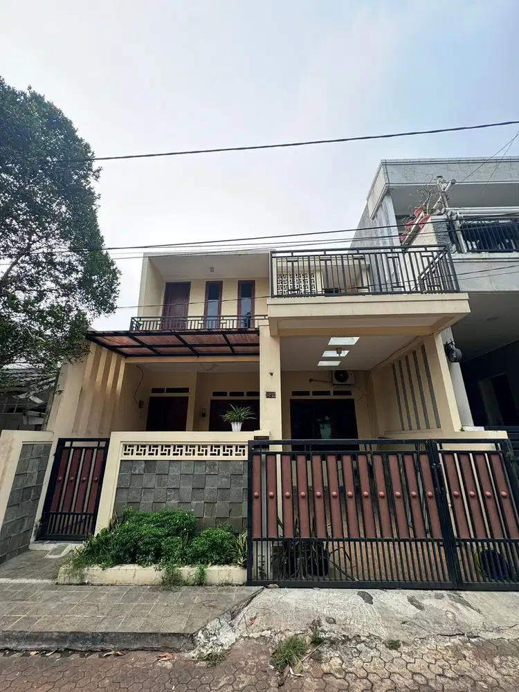 DIJUAL RUMAH CANTIK 2 SETENGAH LANTAI DI KAWASAN GRIYA CINERE DEPOK