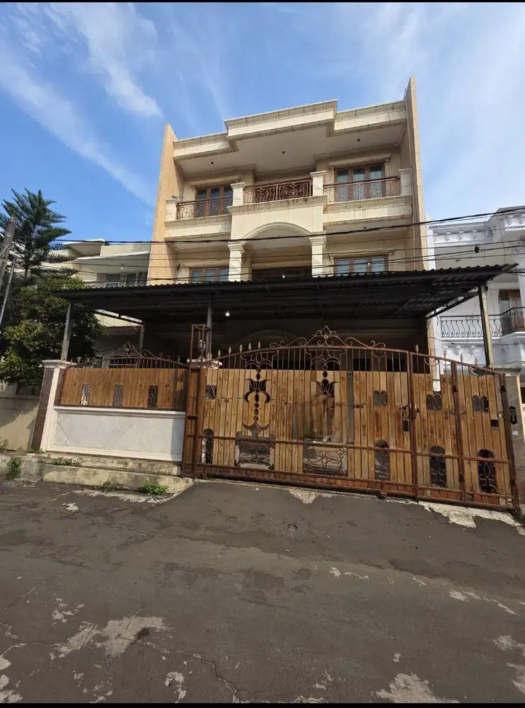 Rumah sunter murah 3.5 lantai jalan lebar