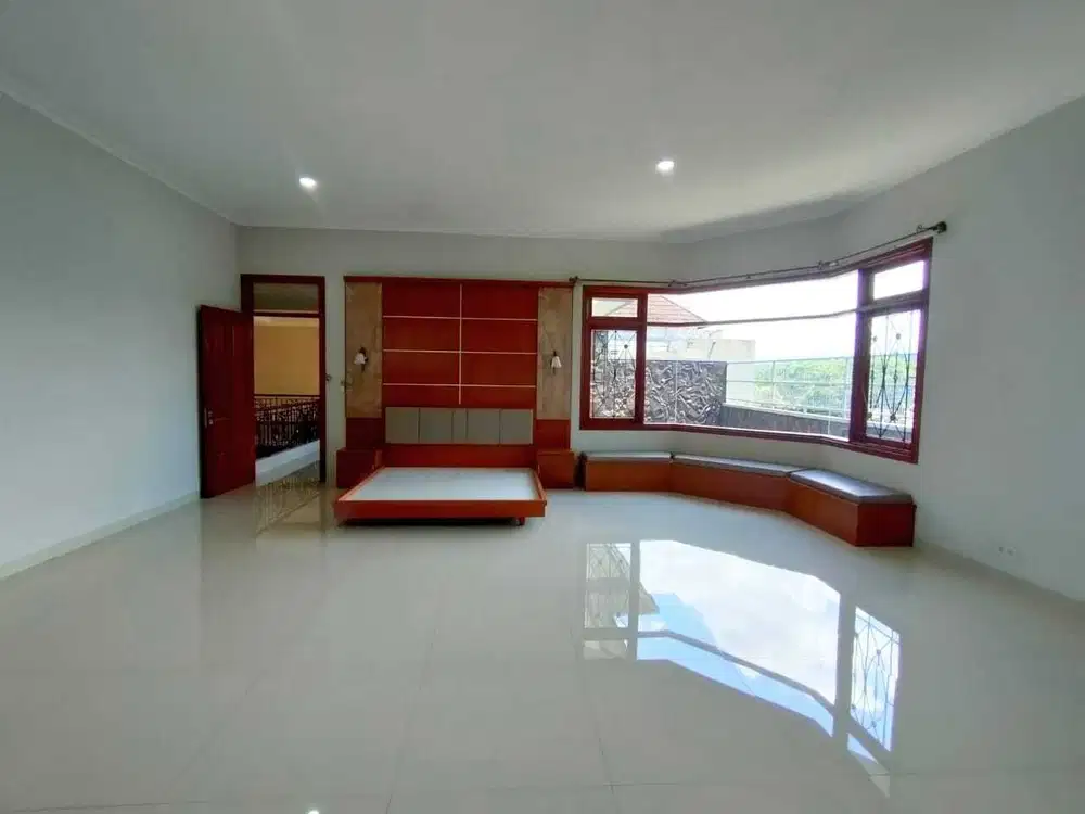 Luxury House Batununggal, sirkulasi & pencahayaan bagus