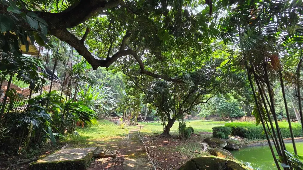 DIJUAL LAHAN DENGAN BANGUNAN HALAMAN LUAS AREA TANJUNG BARAT