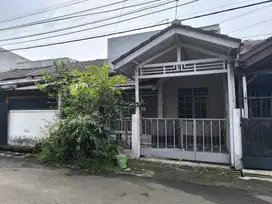 Rumah Siap Huni Lokasi Dekat Pusat Perbelanjaan di Taman Kopo Indah 2