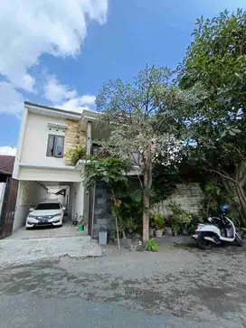 RUMAH MEWAH 2 LANTAI ESTETIK DENGAN TANAH LUAS BONUS FURNISHED DI KADISOKA PURWOMARTANI