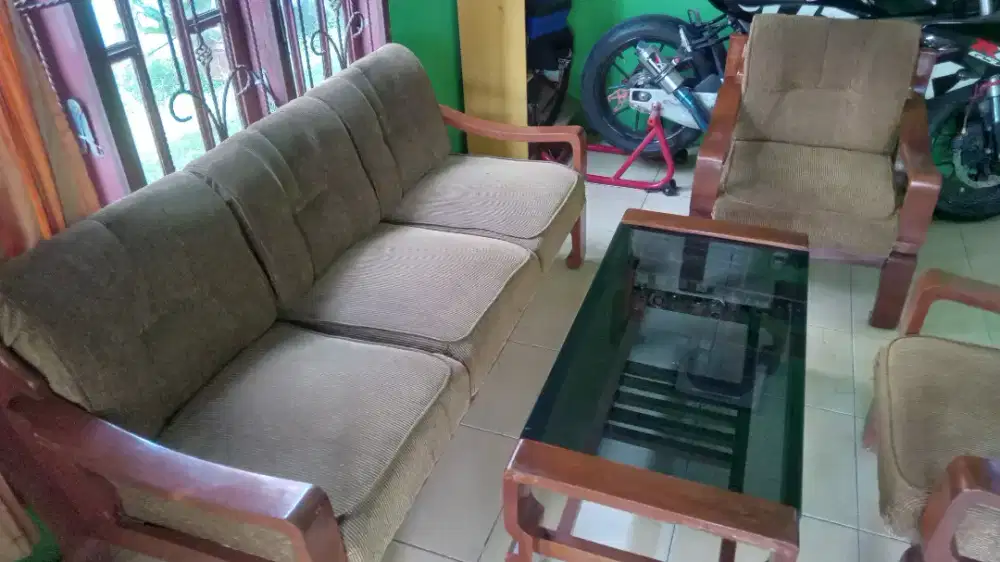 Meja kursi tamu