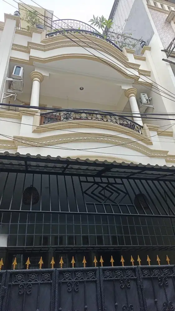RUMAH PADEMANGAN DEKAT PRJ 3,5 LANTAI, SIAP HUNI BISA KPR