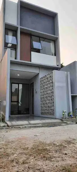 Rumah 2 lantai Jakarta paling strategis, cuma 1 menit ke stasiun Klender