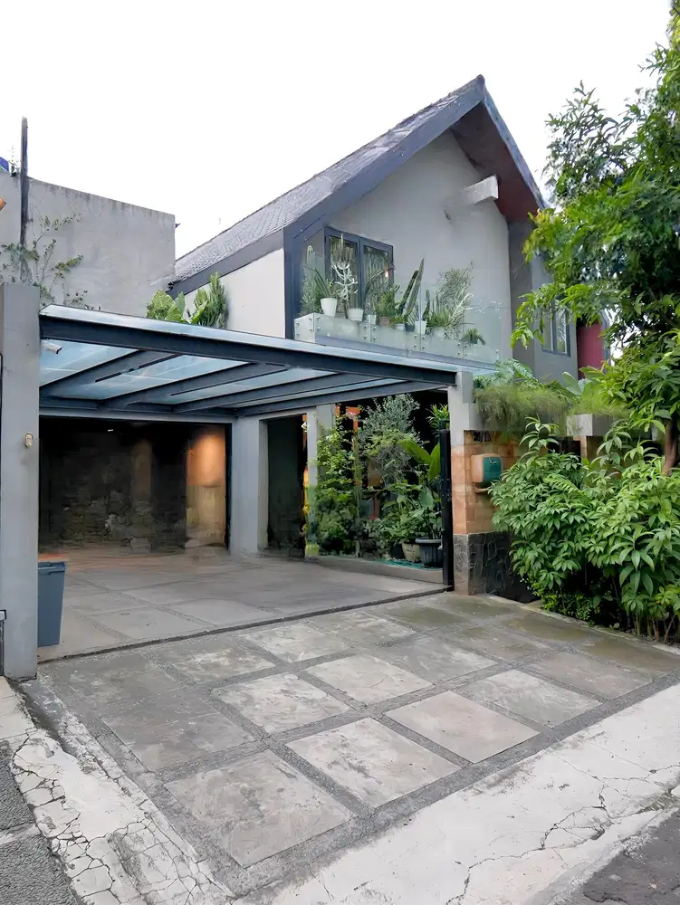 Dijual Rumah Bebas Banjir 2 Lantai Nuansa Tropical dengan Kolam renang