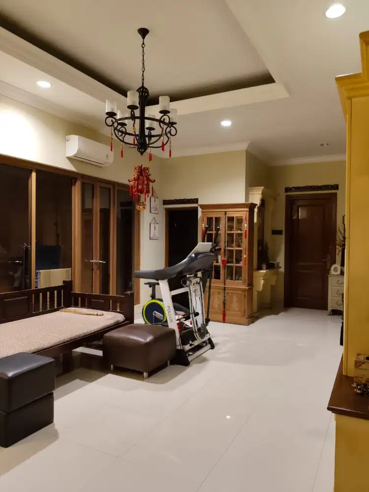 Dijual Rumah Jungle Style Mokmer Kemayoran 6 Kamar, Semi Furnished, Strategis Dekat Tol dan Sekolah Internasional