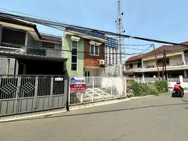 Rumah bagus 2 lantai tengah kota