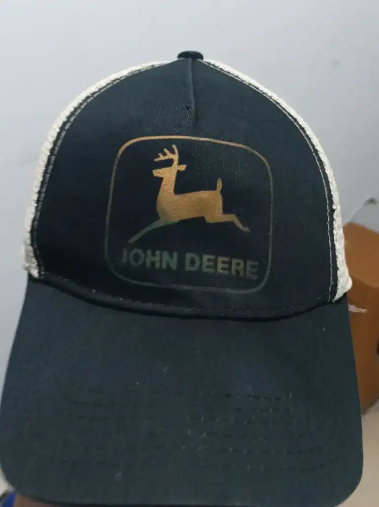 Topi John Deere jaring