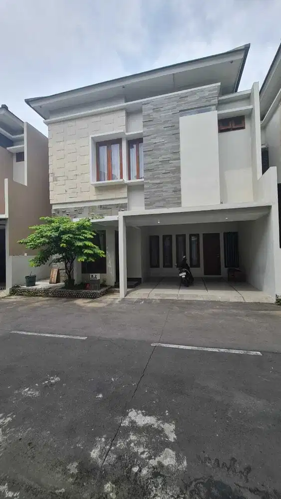 Rumah Bagus Minimalis 2 Lantai di Pusat Kota Dekat Pasar Kembang Solo