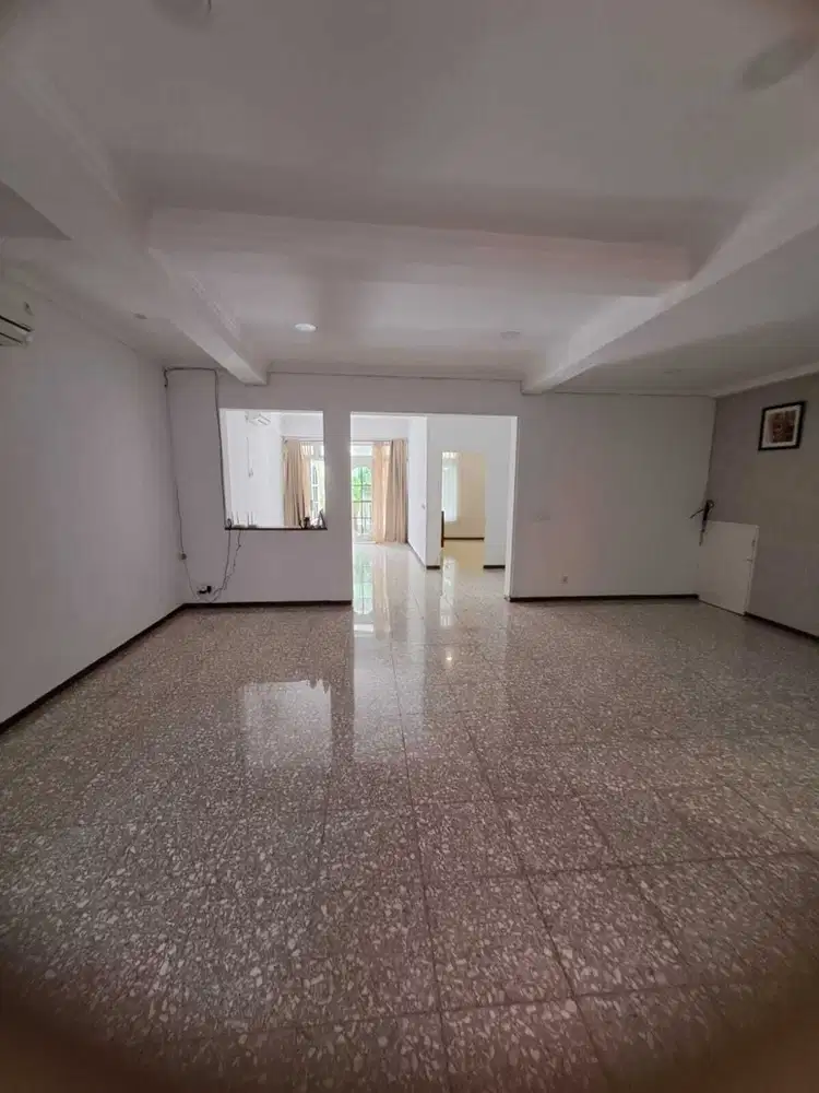 Disewakan Rumah 2 Lantai Di Area Senopati Kebayoran Baru