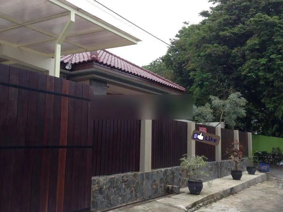 KAN RUMAH BESAR FULL FURNIS DENGAN KOLAM RENANG LOKASI TENGAH KOTA