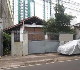 Rumah Lama Pinggir Jalan di Paseban Jakarta Pusat