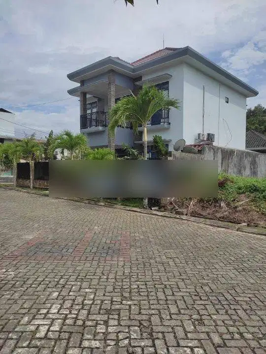 RUMAH TENGAH KOTA BERNUANSA MINIMALIS ELEGAN LOKASI DALAM CLUSTER