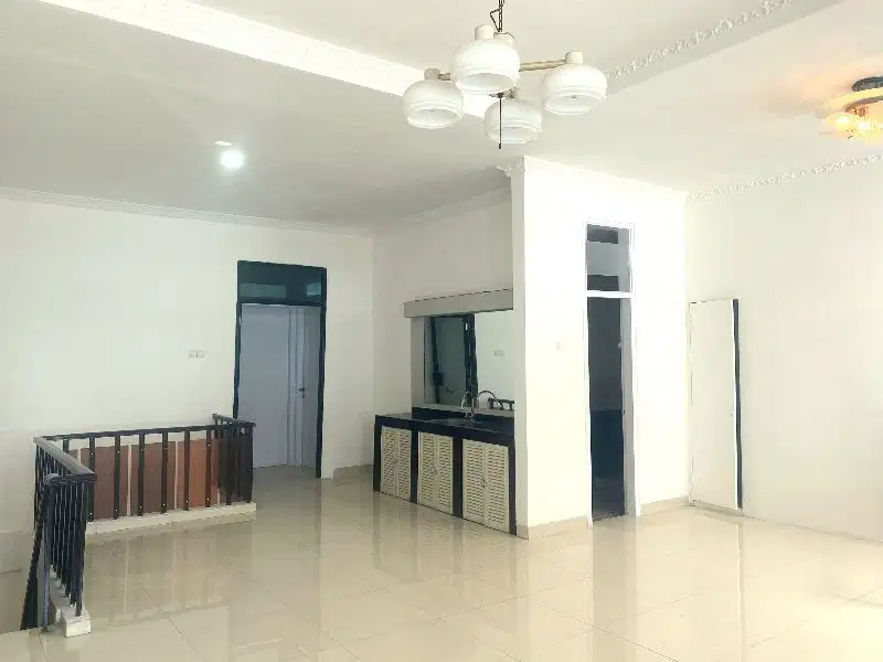 RUMAH GREEN VILLE 2.5 LANTAI BARU RENOVASI DENGAN LOKASI PREMIUM