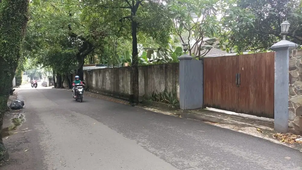 Rumah Luas di Cilandak Timur, Hanya 9 Menit Ke Tol Ampera
