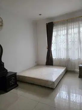 Disewakan Cepat Rumah Semi Furnished 2 Lantai di Taman Golf Modernland
