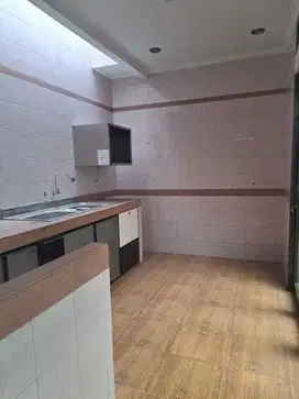 JUAL RUMAH TERAWAT  SUMBER SARI