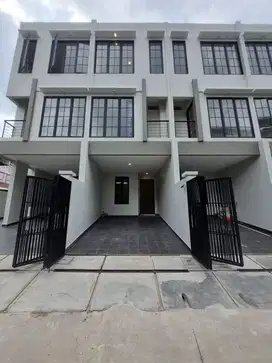 RUMAH BARU TAMAN RATU 3 LANTAI SISA 1  UNIT SIAP HUNI