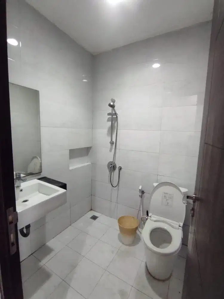 DIJUAL RUMAH 2 LT. 4X12 M2 GREEN LAKE CITY CLUSTER EAST ASIA