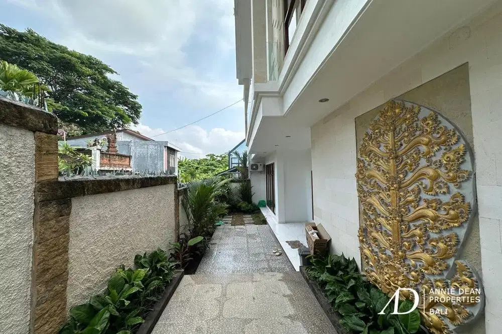 FREEHOLD CONTEMPORARY TWO-STORY VILLA IN CEMAGI