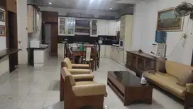 Rumah Asri Depan Rumah Taman Lokasi Strategis Untuk Usaha di Grogol