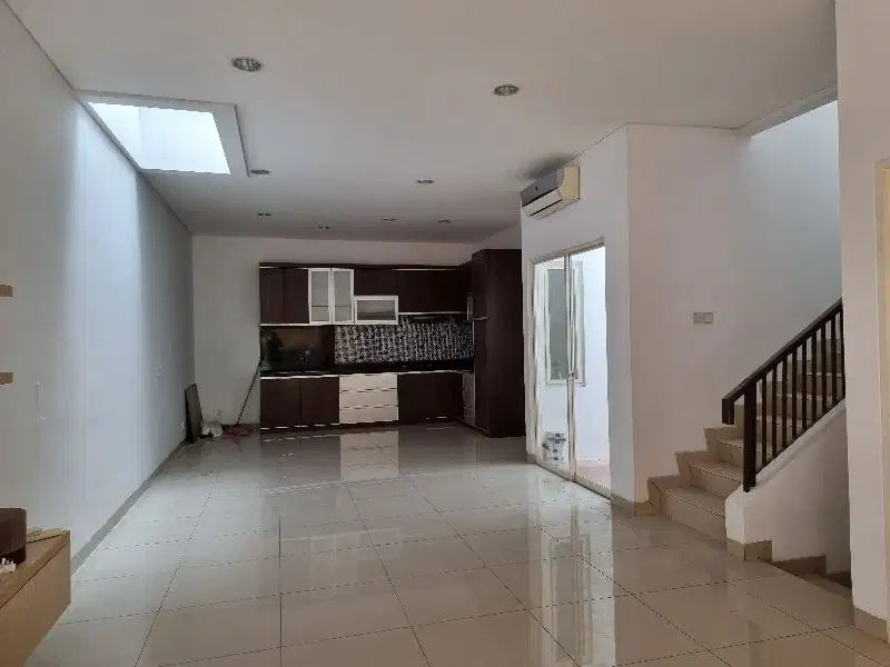 Disewakan Cepat Rumah di Puri Mansion Rapi Full Renovasi 8x17