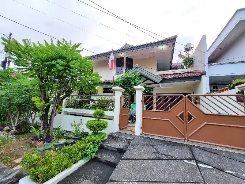 RUMAH PURI KEMBANGAN 2 LANTAI FULL FURNISH DENGAN TAMAN YANG CANTIK