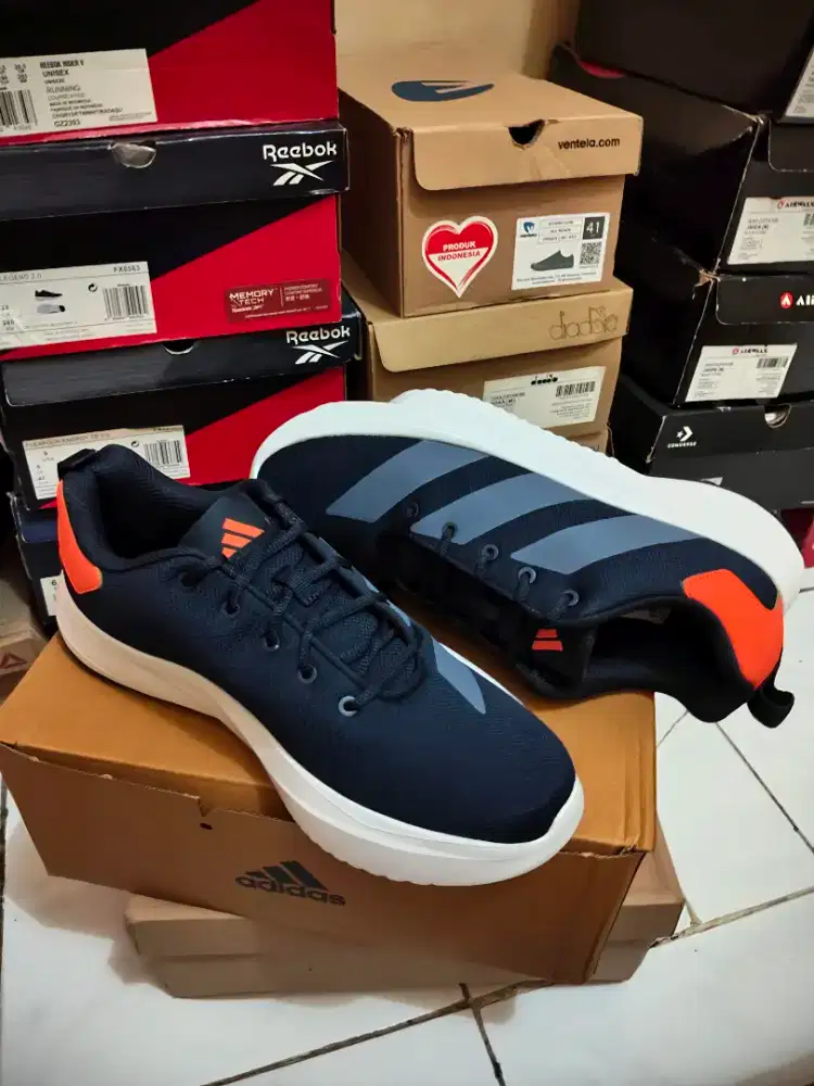 Sepatu Pria Adidas Base Loud Running