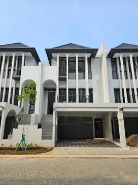 Turun Harga Rumah Cantik 3 Lantai Carport Luas di Greenwich Bsd
