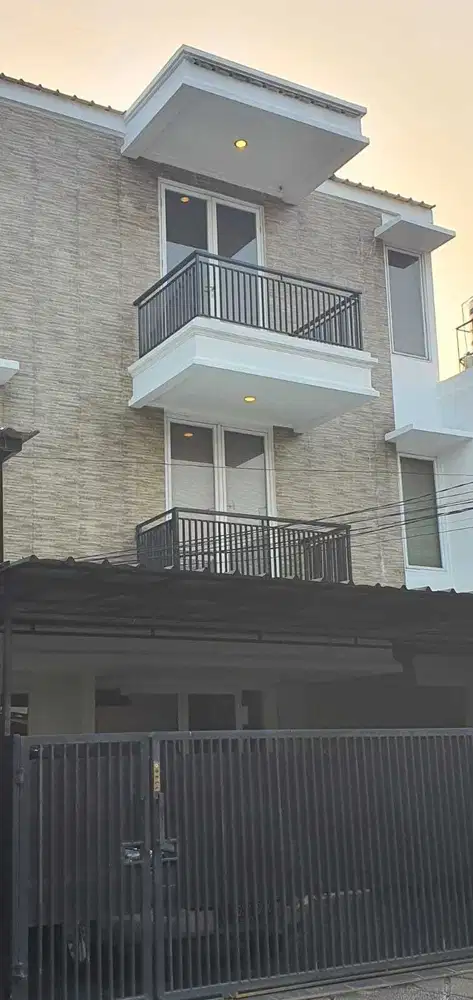 Dijual Rumah 3 Lantai Menarik di Janur Elok, Jakarta Utara
