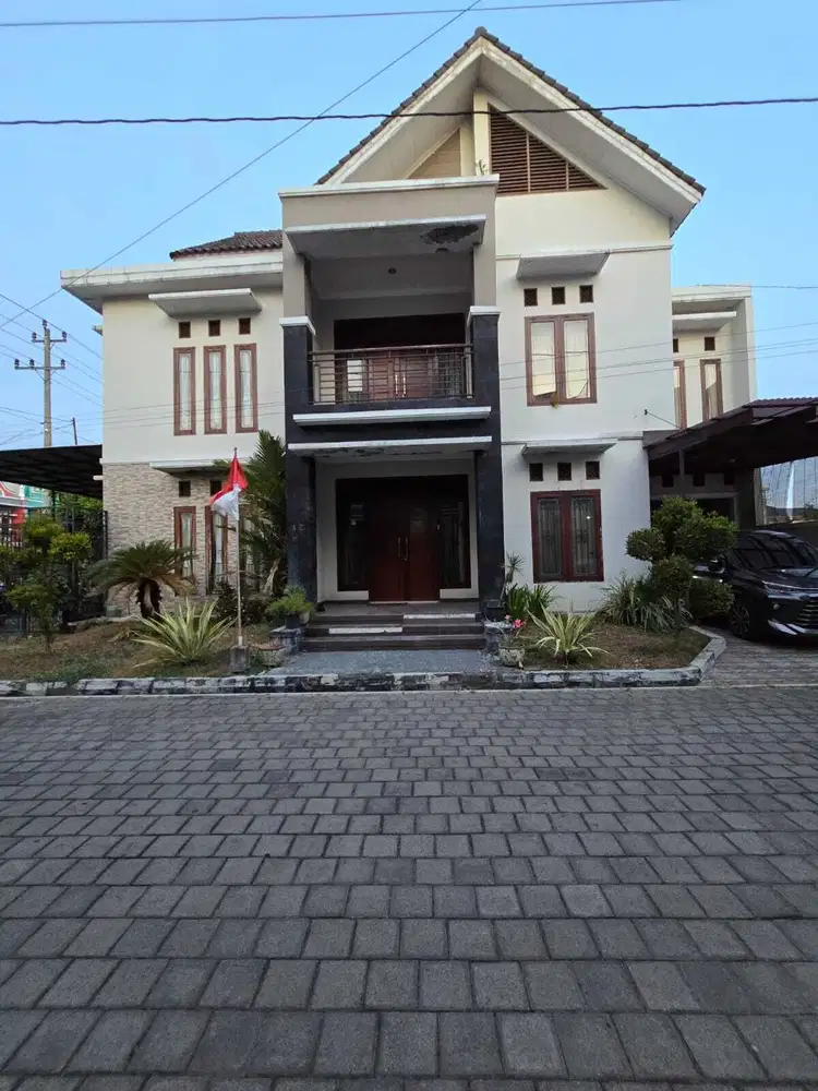 Rumah Bagus di Cluster Elite Dekat Dr.oen Solo Baru