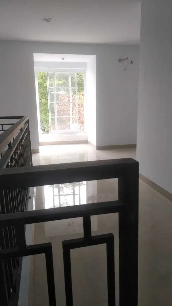 DIJUAL RUMAH BRAND NEW DEPAN TAMAN DI MUARA KARANG