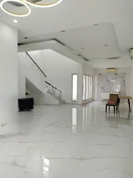 RUMAH CANTIK 2,5 LANTAI DI SPRING SUMMARECON SERPONG, RENOVASI TOTAL