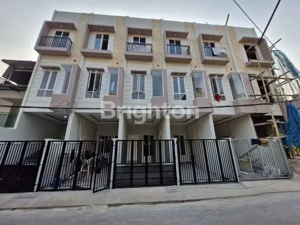 RUMAH BARU MURAH 4 LANTAI ROW JALAN 2 MOBIL