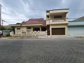Rumah Bagus Siap Pakai di Sektor 1 Solo Baru