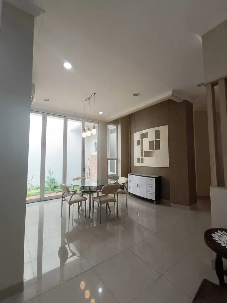 Disewakan Rumah Semi Furnished Cluster Alicante Gading Serpong