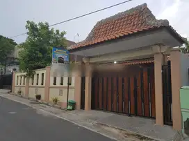 Rumah etnik jawa dengan joglo di kadipiro banjarsari solo