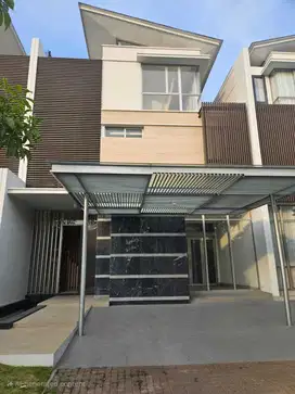 Rumah Mewah Golf Island Signature Uk 10x25 ada Lift, Bagus
