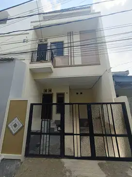 Rumah Baru, ROW 2 mobil, Lokasi Strategis Dekat Tanjung Duren, Jakbar